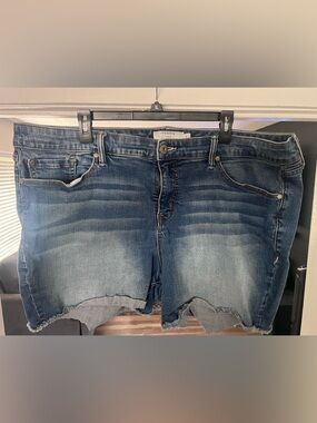 Torrid Boyfriend Denim Shorts with Frayed Hem Size 25